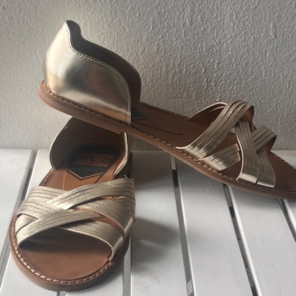NEW Dolce Vita Gold Sandals - Picture 7 of 16
